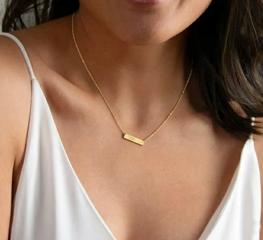 שרשרת זהב עם תליון מלבני קטן